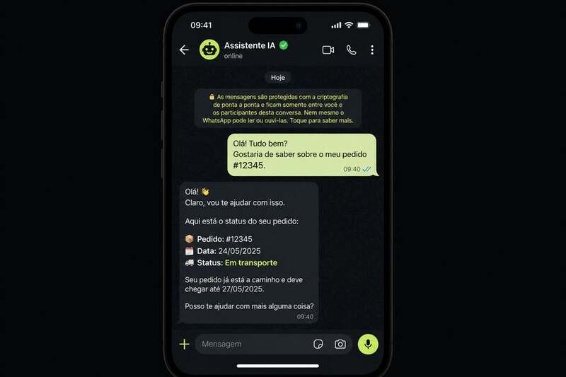 Celular com conversa: o agente responde status de pedido no WhatsApp